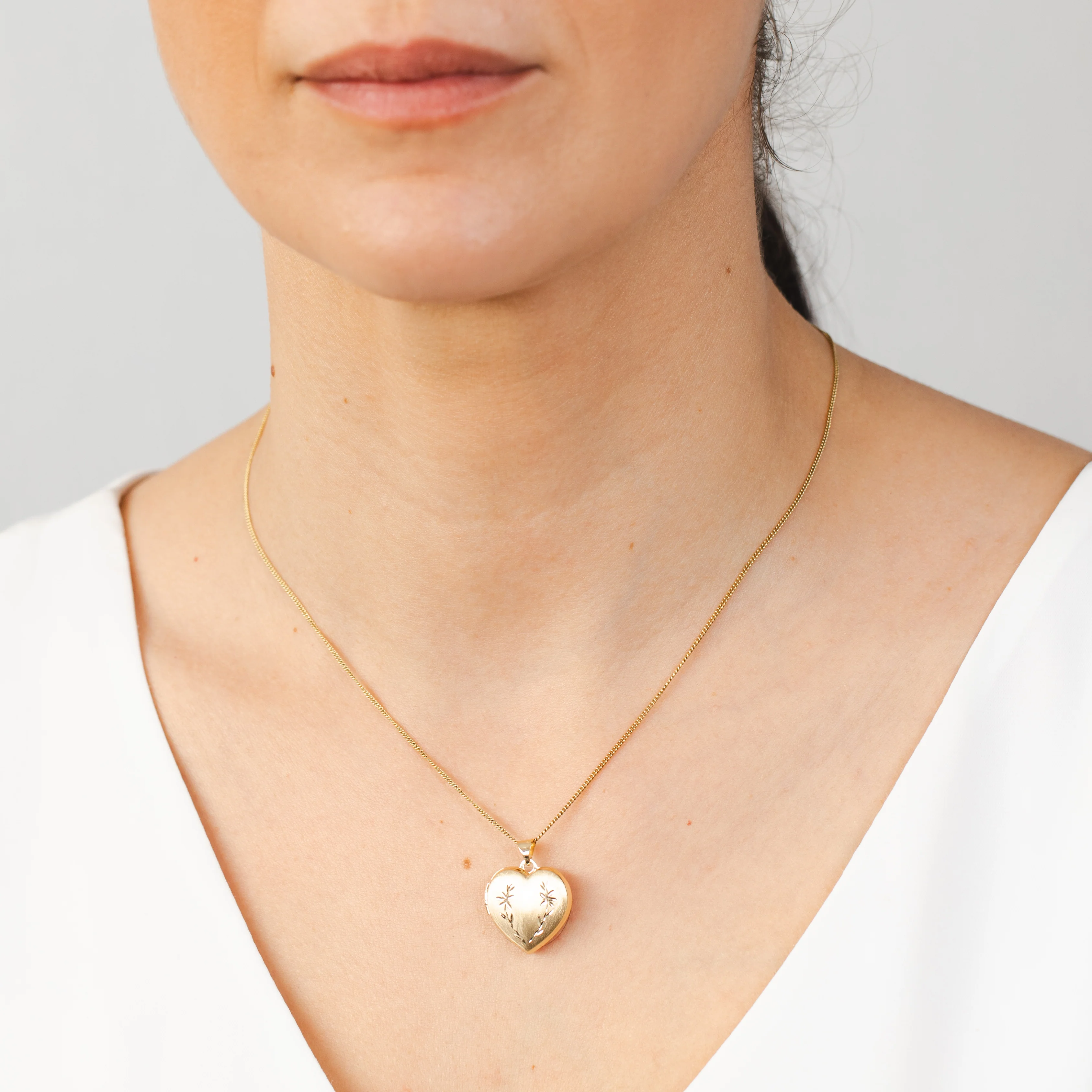 9ct Yellow Gold Engraved Heart Locket - Image 3