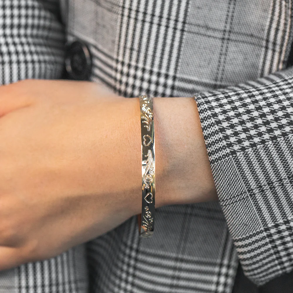 9ct Yellow SOLID Gold Engraved Heart Pattern Bangle - Image 3