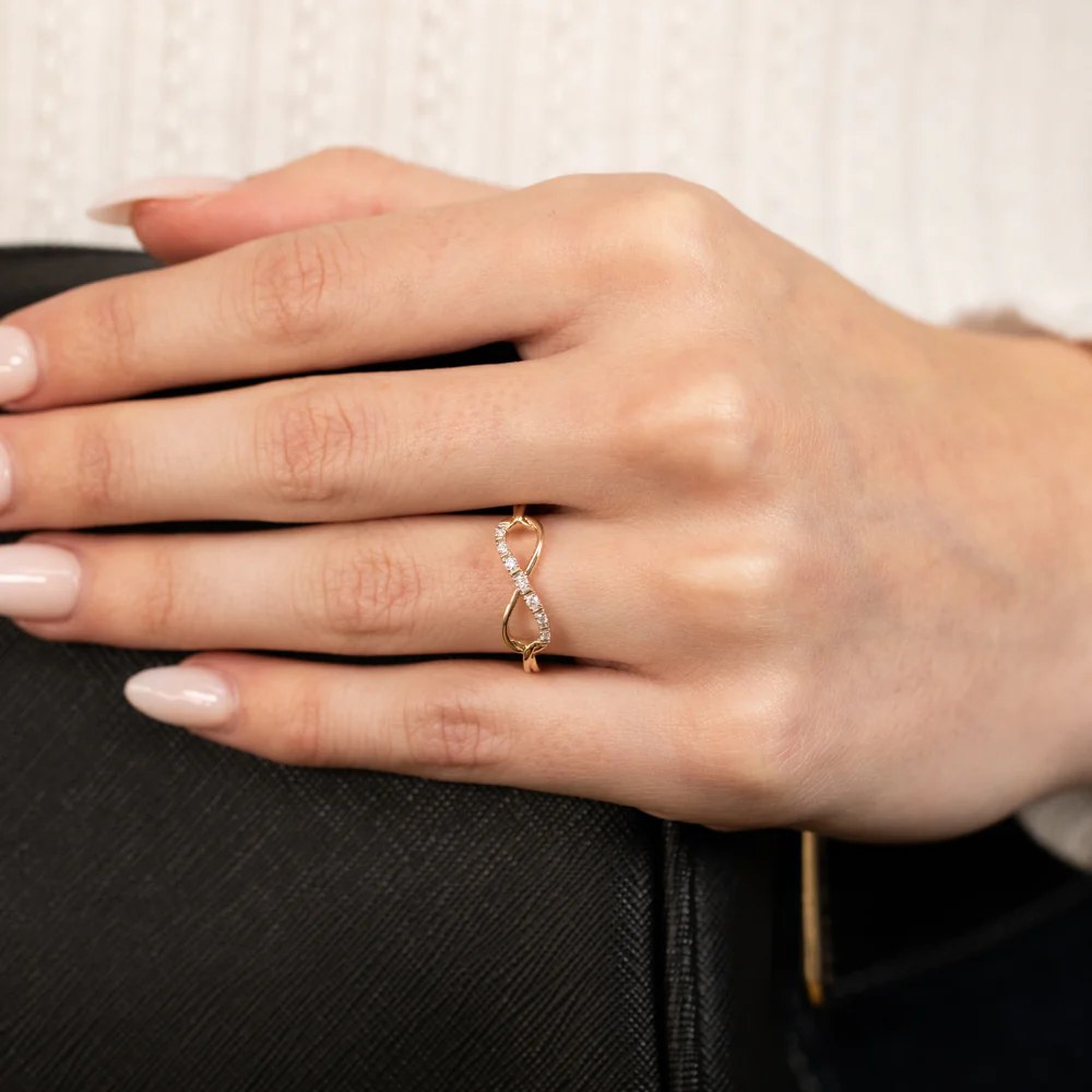 Luminesce Lab Grown 9ct Yellow Gold 7 Diamonds Infinity Ring - Image 4